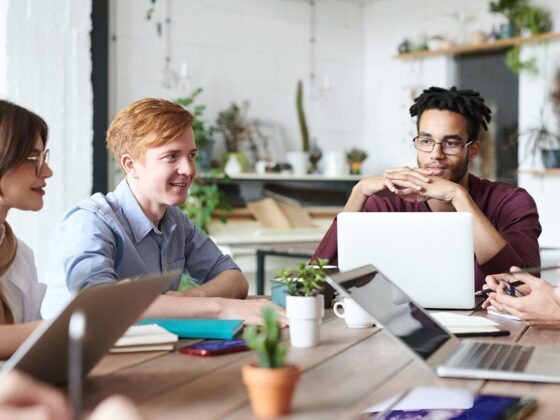 Futuro dove la tecnologia crea buoni posti di lavoro